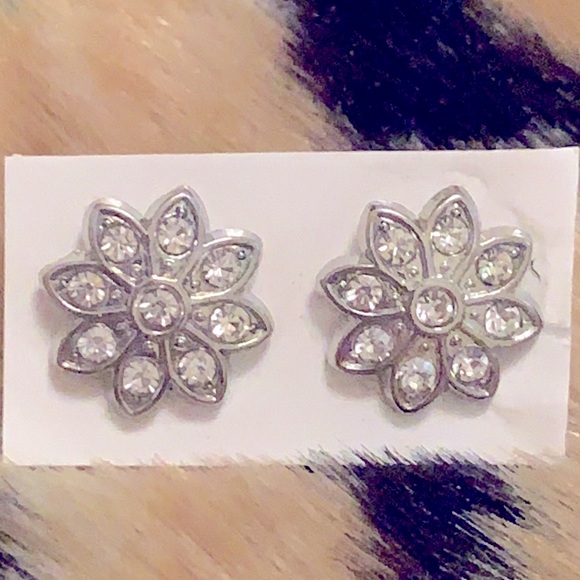 Jewelry - NEW 💗 Crystal Sunflower Silver earrings 🌻